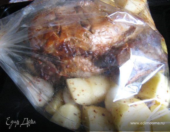 В пакет для запекания выложить картофель,мясо и лук,добавить мясной сок(остался после запекания мяса),пакет хорошо завязать,и отправить в духовку ещё на 35-40 минут,в общем до готовности картофеля.