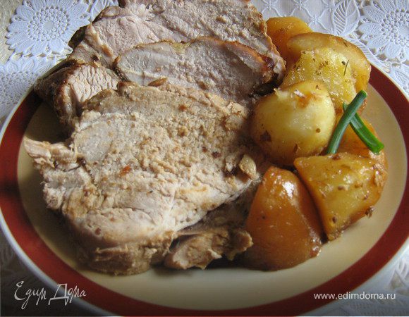 При подаче мясо нарезать на порционные куски,гарнировать картофелем и луком и подавать.
Скажите на мудрила?Почему сразу не положила в пакет? Ну,да,есть не много,на мудрила,но если бы сразу положила в пакет,мясо бы не было румяным,а картофель пока готовилось мясо превратилось бы в пюре,а так мясо получилось очень сочным и мягким и картошечка не разварилась,целая снаружи и мягкая внутри! Приятного аппетита!