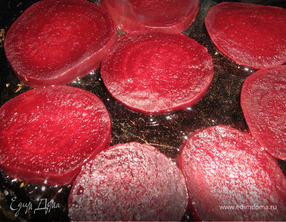 Свеклу отварить до готовности,остудить,очистить,нарезать кружочками.В сковороде разогреть 1 ст.ложку раст.масла и обжарить в нём измельчённый зубчик чеснока,чеснок удалить,с двух сторон в чесночном масле обжарить кружочки свеклы,выложить на блюдо,дать остыть,слегка посолить