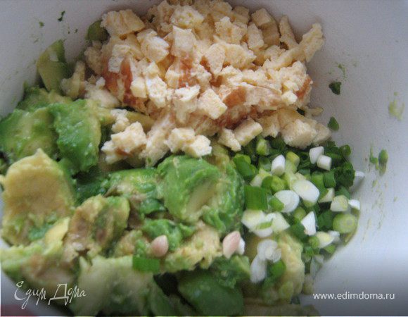 В сковороде разогреть ещё ложку масла,яйцо взбить с соевым соусом и вылить в сковородку,зажарить с двух сторон омлет,остудить.Авокадо разрезать на половинки,вынуть косточку,мякоть достать ложкой,переложить в чашку,сбрызнуть лимонным соком,