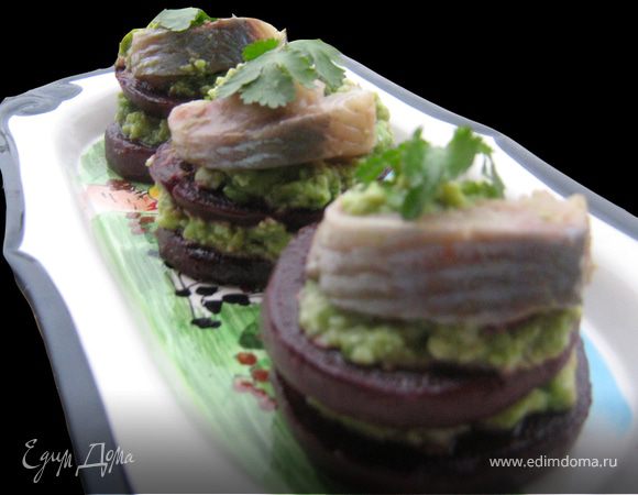 Теперь собираем закуску.На кружок свеклы выкладываем авокадную смесь,накрываем вторым кружком свеклы,выкладываем ложку авокадной смеси и ломтик сельди,украшаем зеленью.Приятного аппетита!