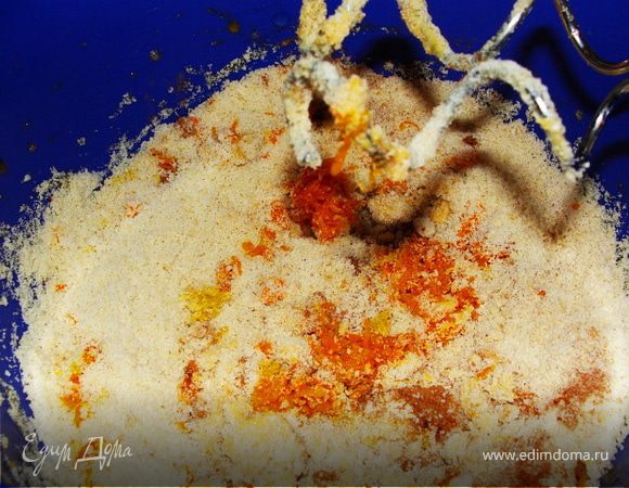 Духовку разогреть до 175 градусов.
Смазать форму для выпечки диаметром 26 см сливочным маслом или маргарином. 
Отделить желтки от белков. 
Желтки, ваниль и сахар вымешать в однородную массу. Добавить молотый миндаль, тертую цедру лимона и апельсина, корицу. Хорошо вымешать массу.