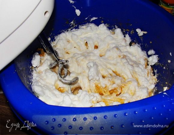 Взбить белки и постепенно смешать с основной массой. Добавить в форму для выпечки и печь примерно 50-60 минут. По истечении 50 минут, проверить наш пирог с помощью шашлычной палочки по-серединке на готовность. Если тесто ещё приклеиваится к палочке, дать пирогу постоять ещё 5-10 минут, не больше! Иначе он будет сухой! Для этого можно его прикрыть фольгой, чтобы сверху  не подгорел. 