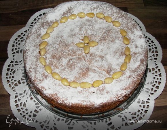 30 грамм миндаля порубить ножом(можно оставить целым) для украшения готового пирога. Если пирог готов, даем ему остыть, снимаем форму и посыпаем сахарной пудрой, украшаем миндалем. Очень вкусно так же со взбитыми сливками или ванильным пудингом!
Приятного чаепития!