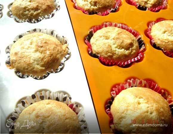 Выпекать при t 200*C до готовности(ок. 30 мин.).Готовые остывшие кексы смазать белой глазурью(сахарная пудра 70 гр,лимонный сок 1 ч.л.,горячая вода2 ч.л.),обсыпать миндальными лепестками и шоколадными каплями.Можно использовать шоколадную глазурь,шоколадно-ореховую пасту,джем и т.д.Приятного аппетита!