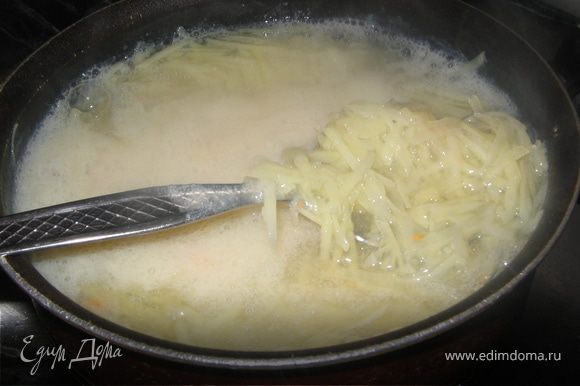 Картофель нашинковать также как морковь и сварить в воде с 3 ст. ложками обычного уксуса.(около 5 минут. Откинуть на дуршлаг.