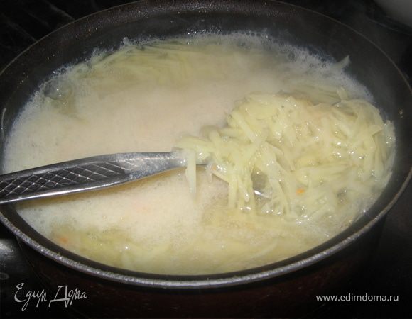 Картофель нашинковать также как морковь и сварить в воде с 3 ст. ложками обычного уксуса.(около 5 минут. Откинуть на дуршлаг.