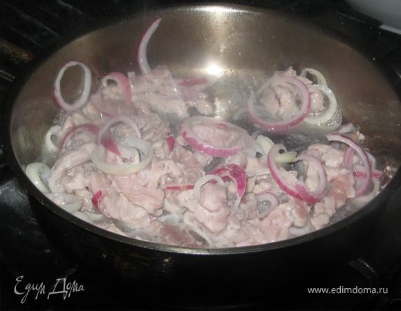 Мясо с луком обжарить буквально 3 минуты на сильном огне, на раст. масле.