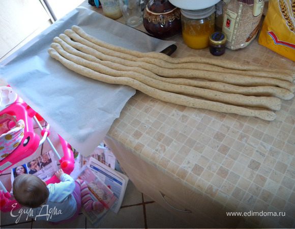 Раскатать колбасками. длинной примерно в 1,5-2 вашего противня...