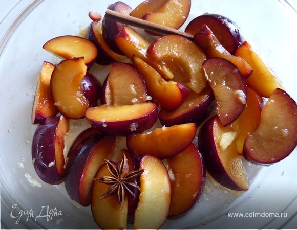 Сливы освободить от косточек, порезать. Имбирь натереть на тёрке. Сливы уложить в форму для запекания с имбирём, палочкой корицы, звёздочкой аниса, полить мёдом. Запекать в духовке 200гр. 20 минут.