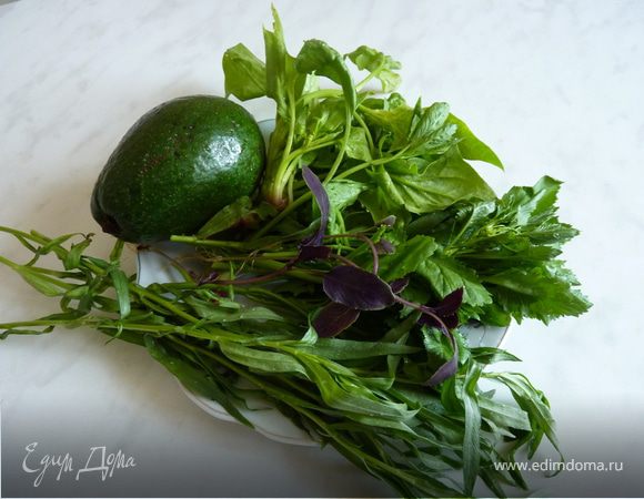 Салат промыть, обсушить. Креветки отварить. Овощи нарезать. Авокадо разделить пополам, удалить косточку, сбрызнуть соком лайма или лимона. 
На тарелку выложить салатный микс, авокадо, креветки, болгарский перец, огурцы. Заправить оливковым маслом, соком лайма, соль, перец. Посыпать тёртым пармезаном.