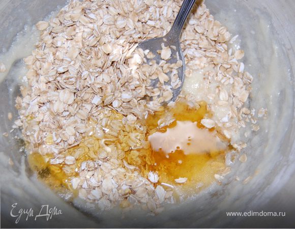 Размягченное масло растереть с пудрой, добавить кипяток и хорошо перемешать. Добавить хлопья, мед.