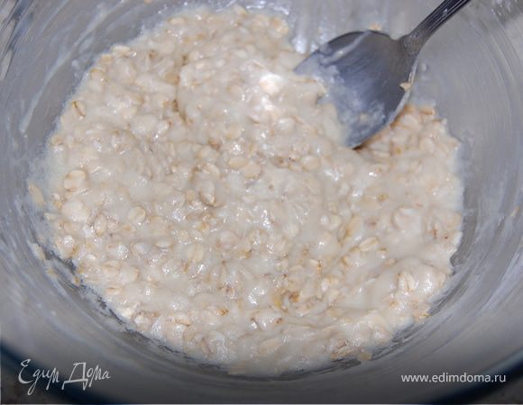 Затем просеянную муку и разрыхлитель. Хорошо вымешать.