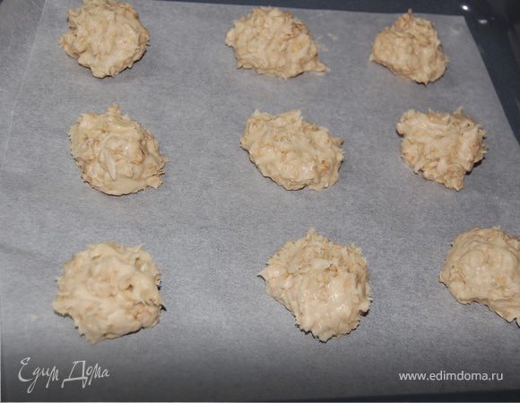 На противень, выстланный бумагой выложить тесто, формируя шарики.
