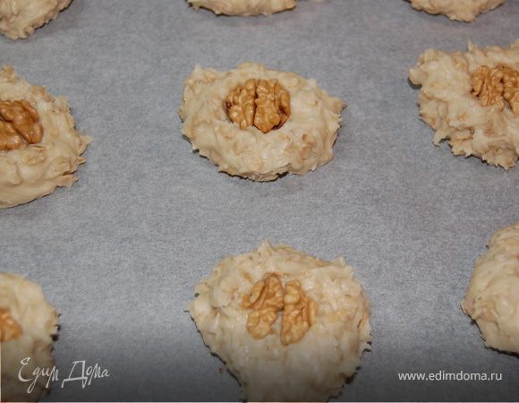 На каждый шарик положить кусочек ореха, слегка надавливая...