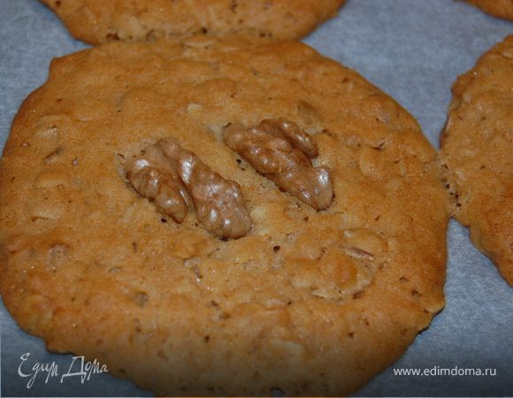 Выпекать в разогретой до 140°С духовке 15 минут. Затем можно увеличить огонь до 160-170°С, чтобы зарумянить печенье.