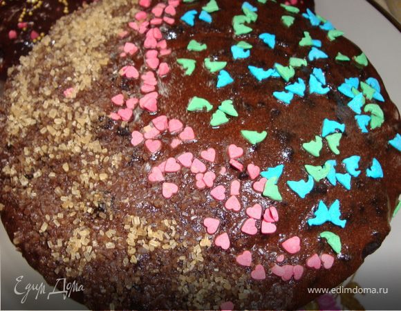 По истечении времени проверить готовность куличей и, если они пропеклись, то вынуть из духовки и из формы. Я остужала на большой деревянной доске. Можно положить куличи на бок. Когда они остынут - украсить. В прошлом году я не запаслась заранее всякими украшениями, а накануне праздника в магазинах уже не было никаких посыпок. Тогда я просто покрыла куличи растопленным шоколадом. А осенью была в Москве и купила всевозможные украшения. Мастику я пока не освоила, а вот с посыпками просто оторвалась. Два кулича я покрыла шоколадной глазурью, а три - взбитым в крепкую пену белком с сахаром. А затем сделала вот так...
Христос Воскресе!