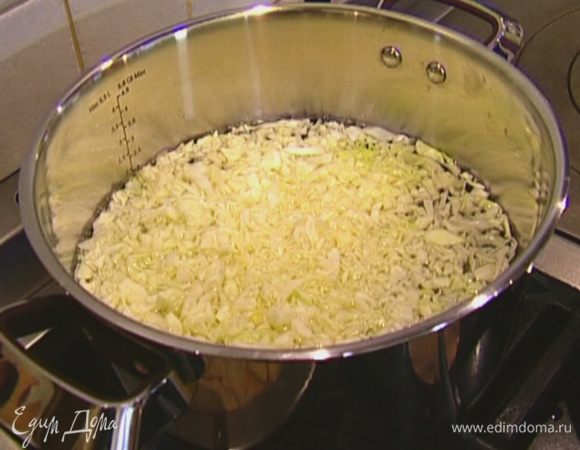 Капусту тонко нашинковать, отправить в кипящую воду на 3 минуты, затем откинуть на дуршлаг.