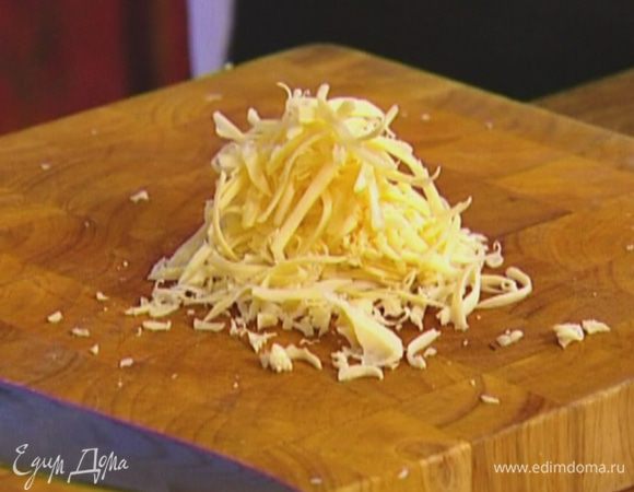 Сыр натереть на крупной терке.
