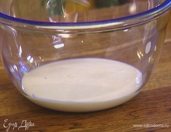 Продолжая помешивать, тонкой струйкой влить молоко — должен получиться однородный соус без комочков.