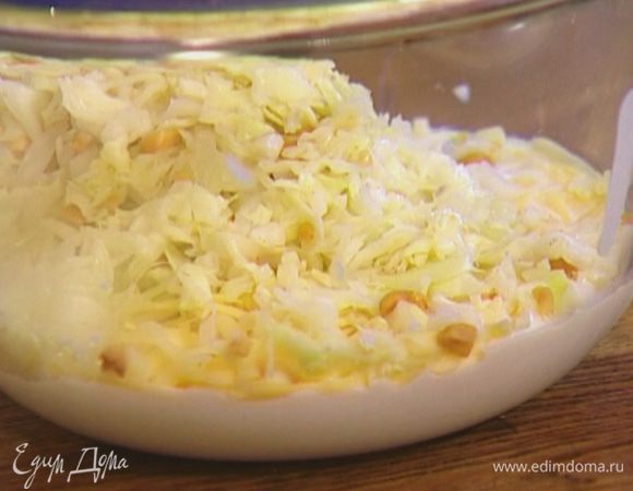 Вылить соус в глубокую посуду, добавить натертый сыр, капусту с орехами, горчицу, перец и все перемешать.