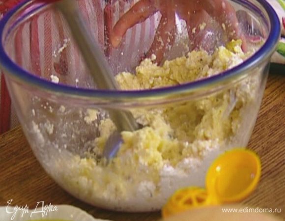 Добавить творог, яйцо, посолить, поперчить и взбивать погружным блендером, пока не получится гладкое, однородное тесто.