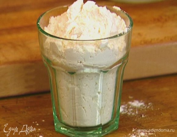 Насыпать на тарелку немного муки.