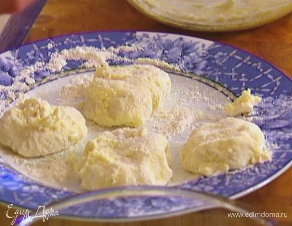 Влажными руками выкладывать кусочки теста на тарелку с мукой и формировать небольшие пирожки.