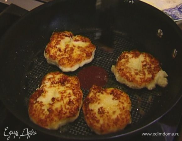 Разогреть в сковороде оливковое масло и жарить пирожки до золотистого цвета на каждой стороне.