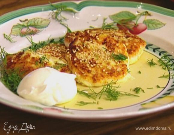 Горячие пирожки посыпать кунжутным семенем и измельченной зеленью.
Подавать со сметаной.
