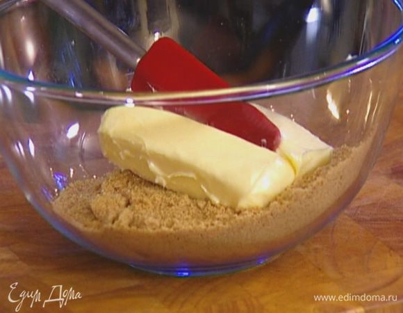 Добавить предварительно размягченное сливочное масло и вымешивать ложкой до получения однородной массы.