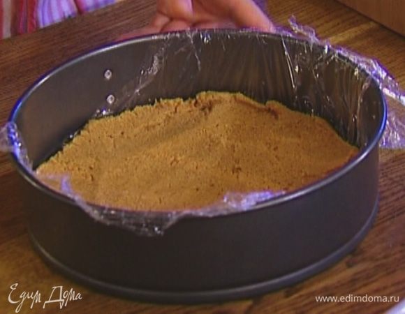 Форму выстелить пищевой пленкой, выложить бисквитно-сливочную массу, равномерно распределить и отправить в холодильник.