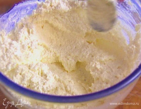 Добавить оставшиеся творог и сгущенку, вымешать ложкой, затем взбить погружным блендером в однородную массу.