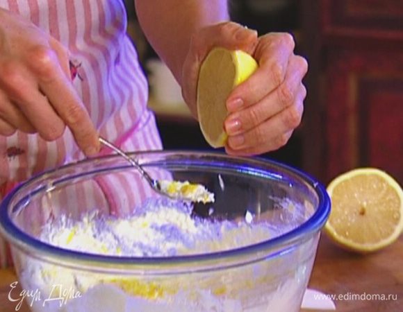 Цедру лимона натереть на мелкой терке, из половинки лимона отжать 1 ч. ложку сока.