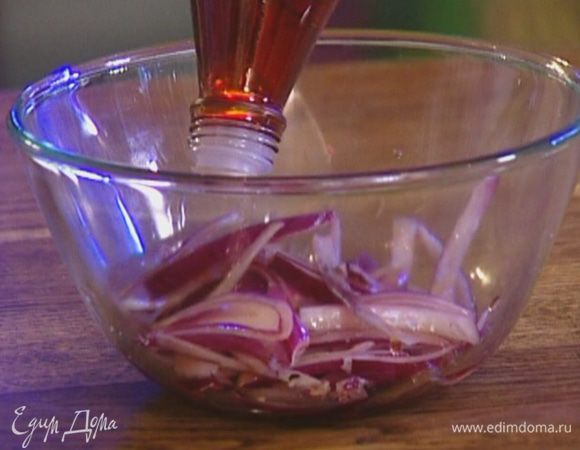 Луковицу почистить, нарезать соломкой, залить 1 ст. ложкой уксуса и оставить мариноваться.