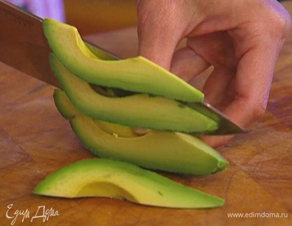 Авокадо почистить и, удалив косточку, нарезать тонкими полосками.