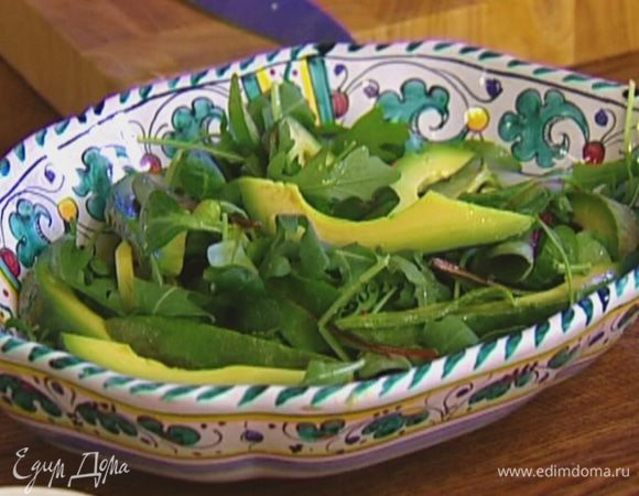 Салатные листья выложить на большое блюдо, сверху разложить порезанное авокадо.