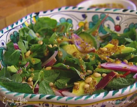 Лук слегка отжать от уксуса, выложить его на салатный микс, полить горчичной заправкой, посыпать кедровыми орехами, добавить несколько измельченных листьев мяты.