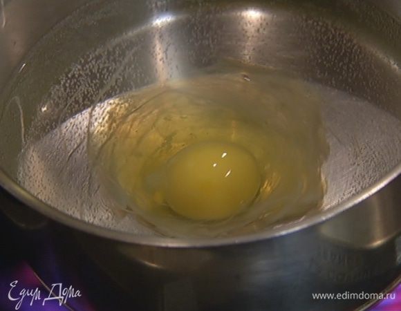 Яйцо разбить в чашку. В небольшое количество кипящей воды влить оставшийся уксус, создать венчиком водоворот и вылить в него яйцо. Убавить огонь до минимума и варить яйцо 1–2 минуты, затем вынуть шумовкой и поместить сверху на салат.