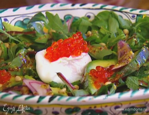 Украсить салат красной икрой, посыпать оставшейся мятой.