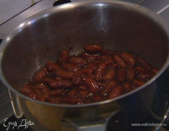 Фасоль замочить на ночь в холодной воде, утром залить свежей водой и варить до готовности без соли, затем воду слить и сохранить.