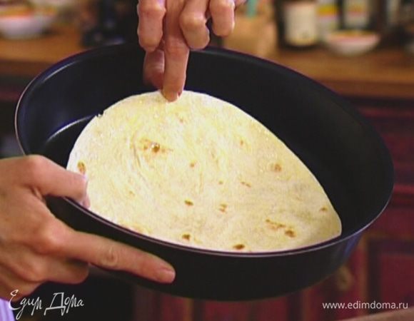 Тортилью выложить в форму, слегка смазать оливковым маслом и поместить на 7–10 минут в разогретую духовку.