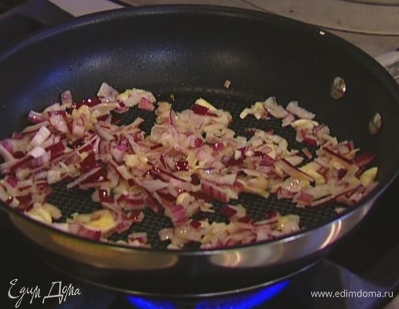 Разогреть в тяжелой сковороде 1 ст. ложку оливкового масла, слегка обжарить лук и чеснок.