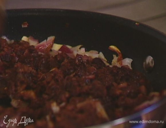 Выложить в сковороду к луку с чесноком пюре из фасоли, перемешать.