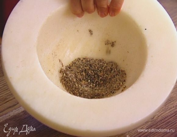 Тмин, кориандр, молотый чили, соль и перец растереть в ступке и добавить к фасоли. Помешивая, все прогреть.