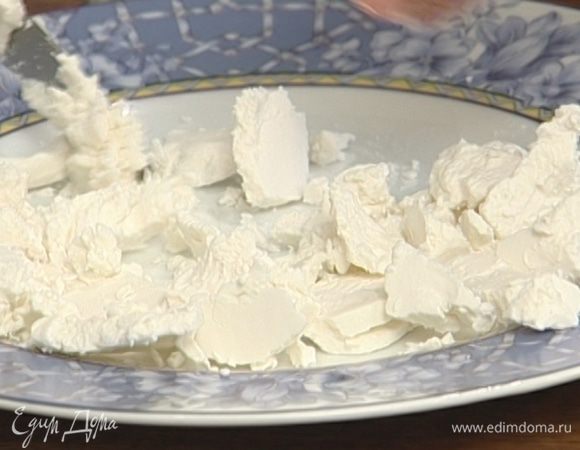 Козий сыр порезать на небольшие кусочки.