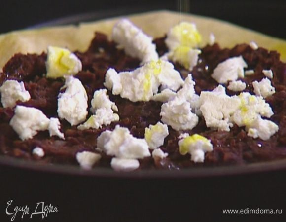 Выложить начинку из фасоли на горячую тортилью, сверху разложить козий сыр, сбрызнуть оставшимся оливковым маслом и снова отправить в духовку на 2–3 минуты.