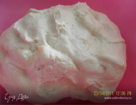 для начала заливаем дрожжи тепленькой водой и даем подойти, яйца взбить с сахаром влить приостывшее кипеченное молоко, топленое масло,сметану и дрожжи перемешать и добавляем маленькими порциями муку и хорошо вымешиваем