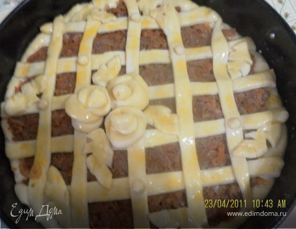 накроем салфеткой и отправим на расстойку,затем делим на несколько частей, в зависимости от величины формы , форму смазать маслом уложить пласт теста затем начинку любую,у меня капусная с мясом, другую чась раскатать в пласт нарезать лентами и крест накрест накрыть верх пирога,по желанию можно украсить,дать подойти и покрыв взбитым яйцом отправить в разогретую духовку