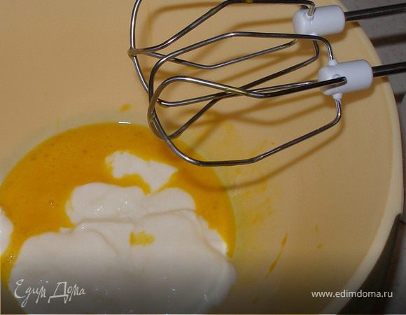 Яйцо взбить. Смешать с йогуртом, молоком и маслом.